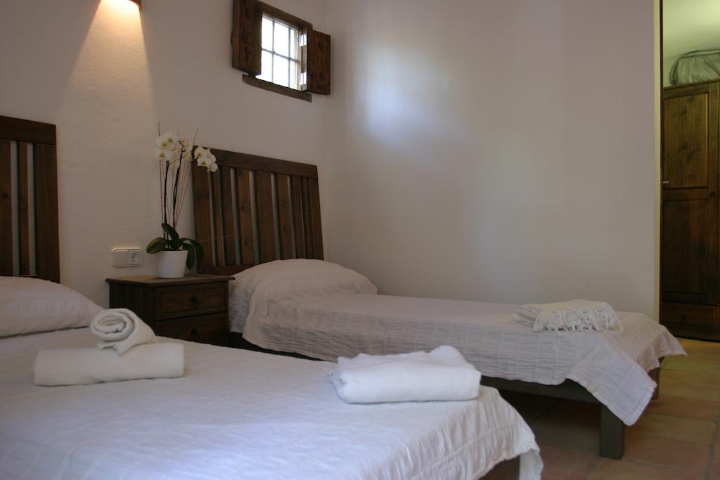 La Pergola Hostel Es Pujols Phòng bức ảnh